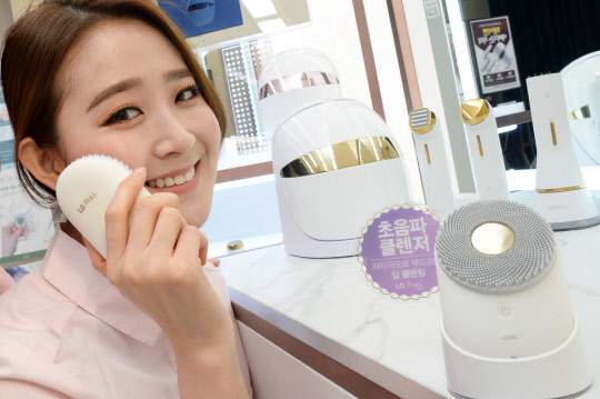 LG베스트샵 매장에서 LG 프라엘 제품을 소개하고 있는 모델의 모습. <LG전자 제공>